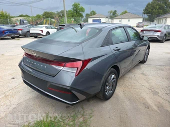 2024 Hyundai Elantra SEL - miniatura 3