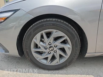 2024 Hyundai Elantra SEL - miniatura 8