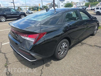 2024 Hyundai Elantra SEL - miniatura 3