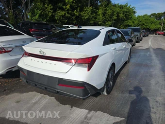 2024 Hyundai Elantra SEL - miniatura 3