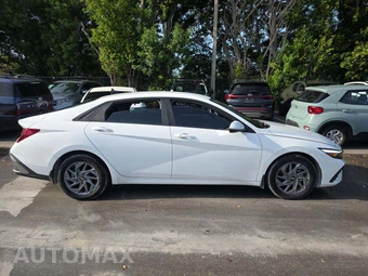 2024 Hyundai Elantra SEL - miniatura 4