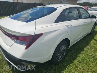 2024 Hyundai Elantra SEL - miniatura 4
