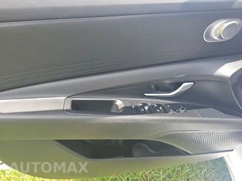 2024 Hyundai Elantra SEL - miniatura 9