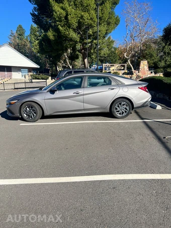 2024 Hyundai Elantra SEL - miniatura 2