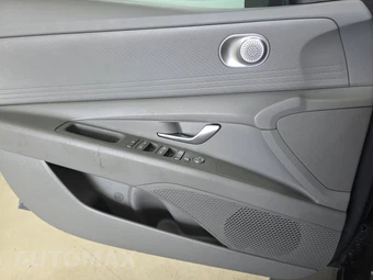 2024 Hyundai Elantra SEL - miniatura 9