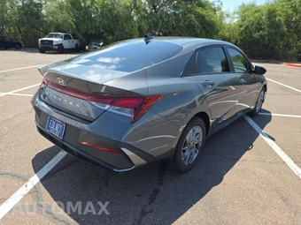 2024 Hyundai Elantra SEL - miniatura 3