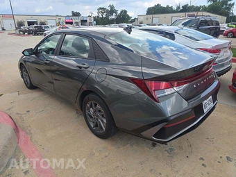 2024 Hyundai Elantra SEL - miniatura 2