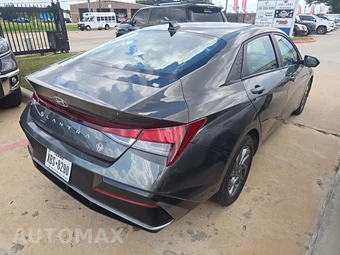 2024 Hyundai Elantra SEL - miniatura 3