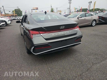 2024 Hyundai Elantra SEL - miniatura 2