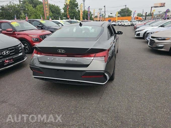 2024 Hyundai Elantra SEL - miniatura 3