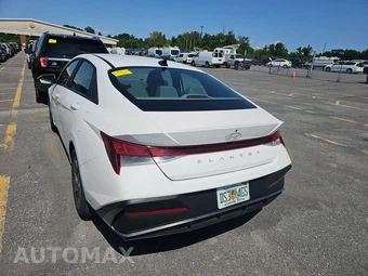 2024 Hyundai Elantra SEL - miniatura 5