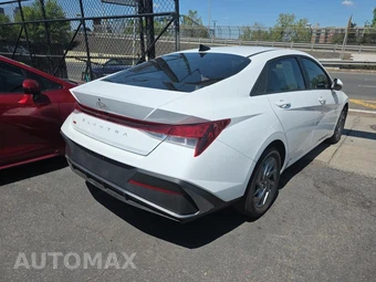 2024 Hyundai Elantra SEL - miniatura 4