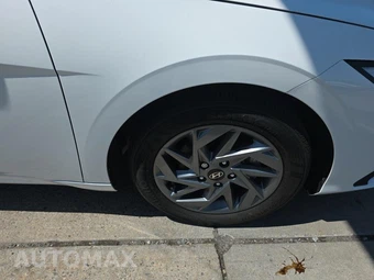 2024 Hyundai Elantra SEL - miniatura 9