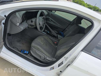 2024 Hyundai Elantra SEL - miniatura 3