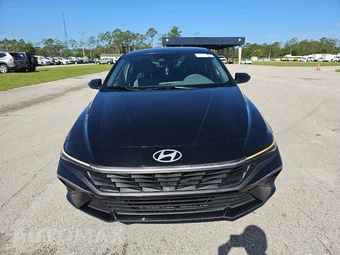 2024 Hyundai Elantra SEL - miniatura 2
