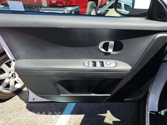 2024 Hyundai IONIQ 5 SE - miniatura 9