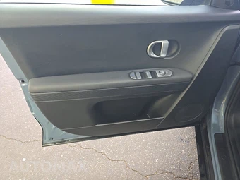 2024 Hyundai IONIQ 5 SE Standard Range - miniatura 9
