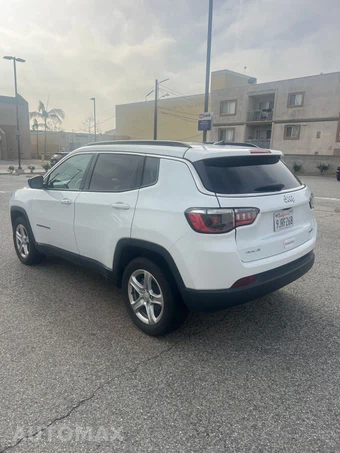 2024 Jeep Compass Latitude - miniatura 3