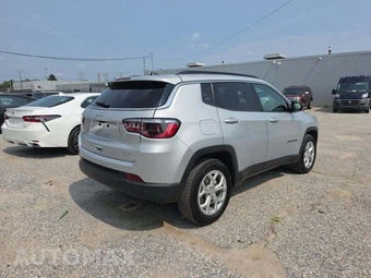 2024 Jeep Compass Latitude - miniatura 3