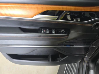 2024 Jeep Grand Wagoneer L Series III - miniatura 9
