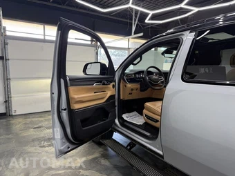 2024 Jeep Grand Wagoneer Series III Obsidian - miniatura 8