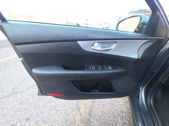 2024 Kia Forte LX – miniatura 9