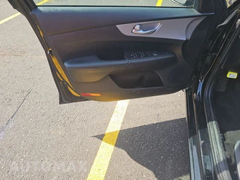 2024 Kia Forte LX - miniatura 9