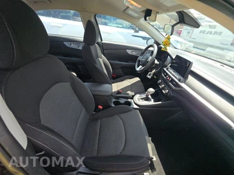 2024 Kia Forte LX - miniatura 8