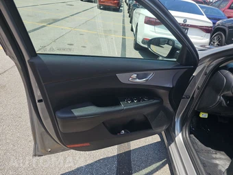 2024 Kia Forte LXS – miniatura 9