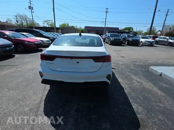 2024 Kia Forte LXS – miniatura 4