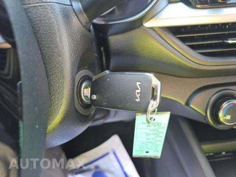 2024 Kia Forte LXS – miniatura 9