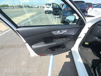 2024 Kia Forte LXS - miniatura 9