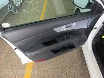 2024 Kia Forte LXS - miniatura 9