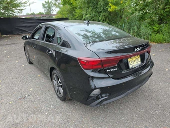 2024 Kia Forte LXS - miniatura 2