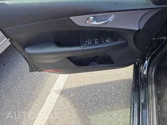 2024 Kia Forte LXS – miniatura 9