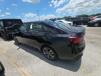 2024 Kia Forte LXS – miniatura 6