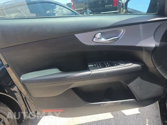 2024 Kia Forte LXS – miniatura 9