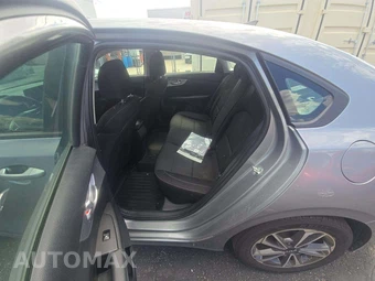 2024 Kia Forte LXS – miniatura 10