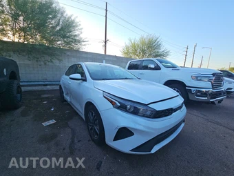 2024 Kia Forte LXS - miniatura 3