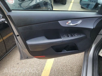2024 Kia Forte LXS - miniatura 9