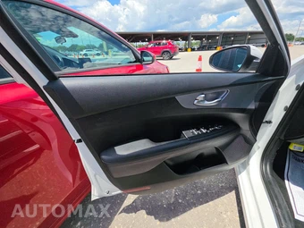 2024 Kia Forte LXS – miniatura 9