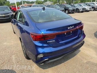 2024 Kia Forte LXS - miniatura 2