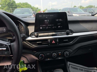 2024 Kia Forte LXS - miniatura 9