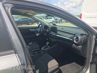 2024 Kia Forte LXS - miniatura 8
