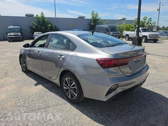 2024 Kia Forte LXS - miniatura 2