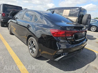 2024 Kia Forte LXS - miniatura 6