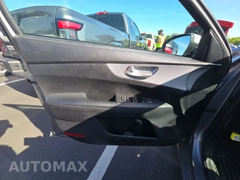 2024 Kia Forte LXS – miniatura 9
