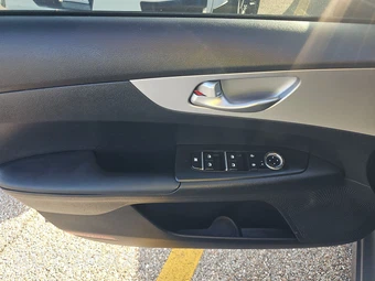 2024 Kia Forte LXS - miniatura 9