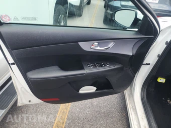 2024 Kia Forte LXS – miniatura 9