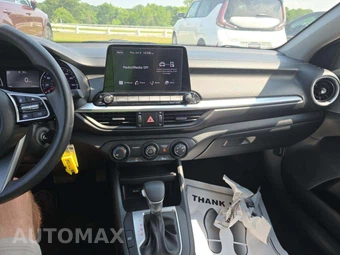 2024 Kia Forte LXS - miniatura 10